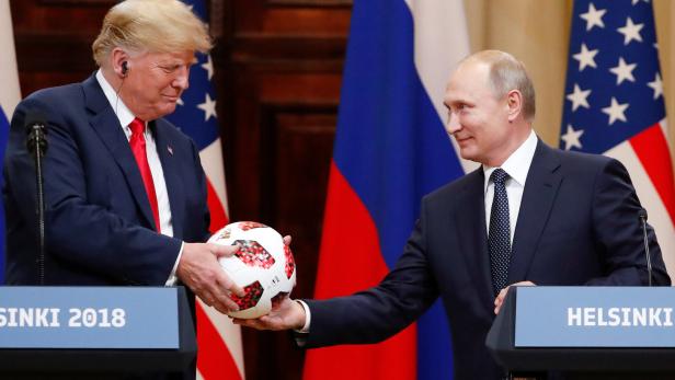 Putin schenkte Trump einen Ball von der Fußball-WM