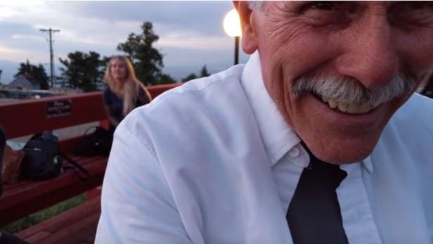 John Hart filmte eine Verlobungsszene mit der Selfie-Kamera – und damit sich selbst, anstatt dem Paar.