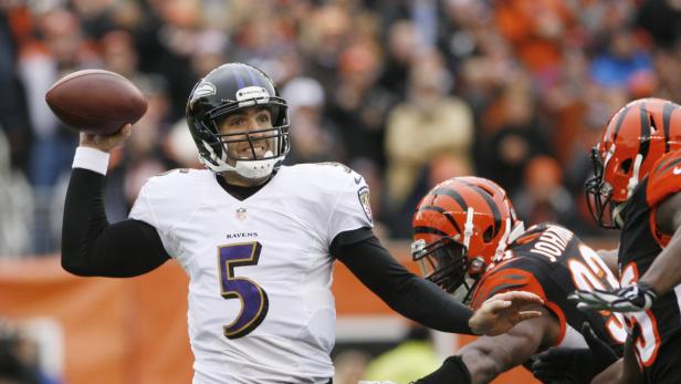 Ein Quarterback der Baltimore Ravens wirft den Ball während eines Spiels.