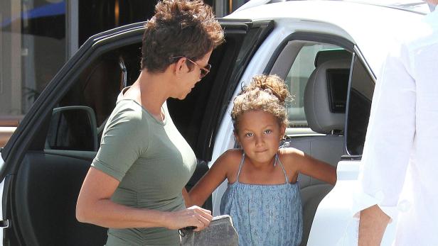 Halle Berry mit ihrer Tochter Nahla vor einem Auto.