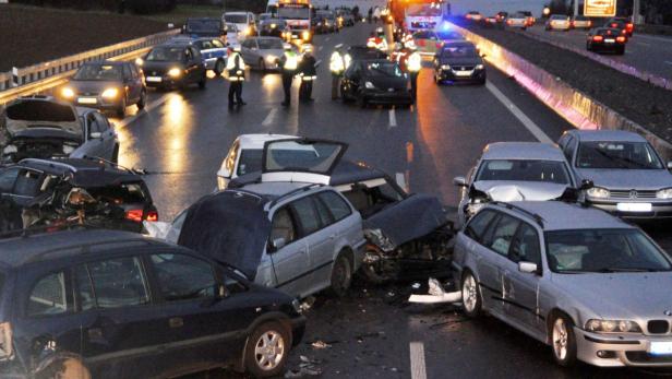 Auf einer Autobahn hat sich ein schwerer Verkehrsunfall mit mehreren beteiligten Fahrzeugen ereignet.