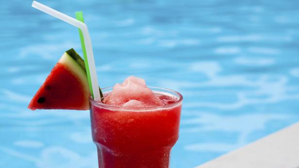 Wassermelone mit Rum pürieren: Fertig ist der Sommer-Drink.