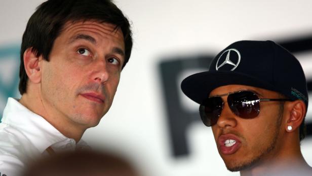 Toto Wolff (li.) ist zu &quot;99 Prozent&quot; sicher, dass Lewis Hamilton (re.) und Nico Rosberg bei Mercedes verbleiben.