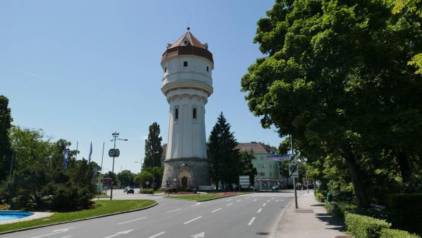 Orientierungshilfe: Am weithin sichtbaren Wasserturm geht es vorbei Richtung Neunkirchen