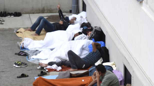 Menschenunwürdig: 2000 Flüchtlinge schlafen in Traiskirchen im Freien