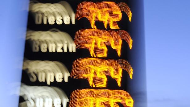 Eine Preistafel für Kraftstoffe wie Diesel, Benzin und Super mit einem stilisierten Elefanten.