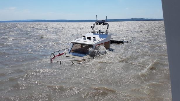 Feuerwehrboot lief im Neusiedler See auf Grund auf