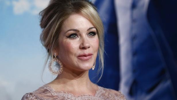 Christina Applegate mit blonden Haaren und Ohrringen.