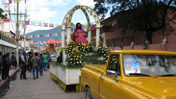Schräger Kirchenumzug. An jedem 22. September ziehen in San Cristobal de Las Casas illustre Gestalten durch die Stadt. Teilnehmer der katholischen Prozession sind: natürlich Jesus,...