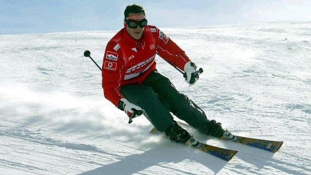 Michael Schumacher fährt Ski auf einer schneebedeckten Piste.