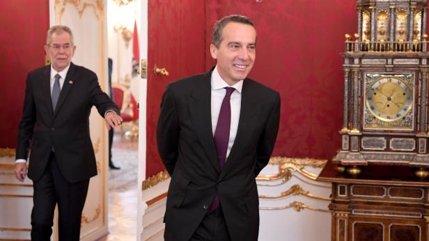 Alexander Van der Bellen und ein weiterer Mann in einem eleganten Raum.