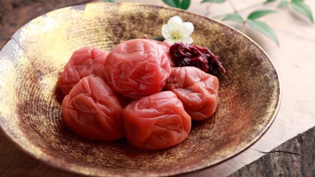 Neues veganes Superfood aus Pflaumen: Die Umeboshi-Paste