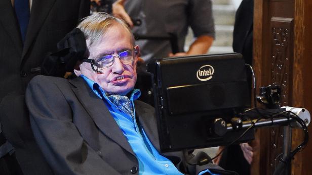 Stephen Hawking in seinem Rollstuhl mit einem Intel-Gerät vor sich.