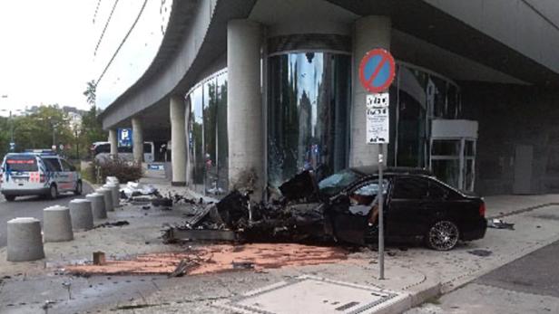Auto krachte ins Wiener Hotel Hilton: Fünf Schwerverletzte