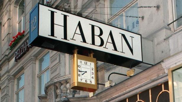 Das Schild „Haban“ und eine Uhr hängen vor einem Gebäude.