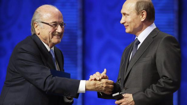 Sepp Blatter schüttelt Wladimir Putin die Hand.