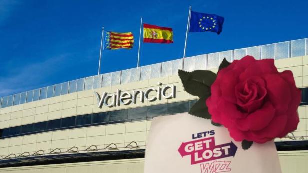 Vor dem Flughafen Valencia wehen die Flaggen der Region, Spaniens und der EU.