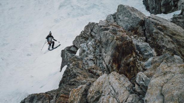 Pole fährt als Erster mit Skiern den K2 hinab