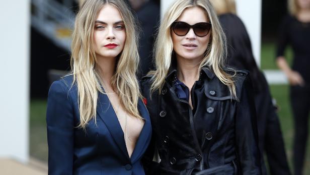 Cara Delevingne und Kate Moss posieren zusammen für ein Foto.