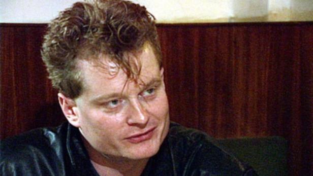 Was blieb von Werner Schwab? Vor 20 Jahren starb das "Enfant terrible" des deutschsprachigen Theaters im Alter von nur 35 Jahren an den Folgen einer Alkoholvergiftung. In der Neujahrsnacht 1993/94 schlief Werner Schwab in seinem Lehnstuhl ein und wachte nicht mehr auf. "Genie, Monster, Ekel" urteilte das deutsche Feuilleton über den österreichischen Dramatiker Werner Schwab. Am 4. Februar hätte Werner Schwab seinen 50. Geburtstag gefeiert. "lebens.art" fragt nach: Was blieb von Schwab, welche Relevanz hat sein Werk heute? Im Bild: Werner Schwab. S