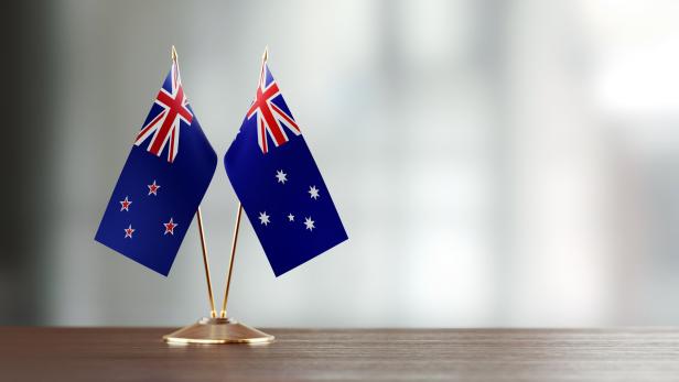 Die Flaggen von Australien (rechts) und Neuseeland (links).
