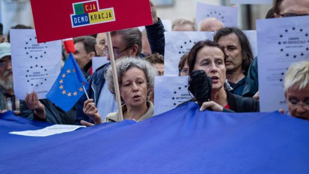 Demos gegen den Eingriff in die Rechtsstaatlichkeit in Polen