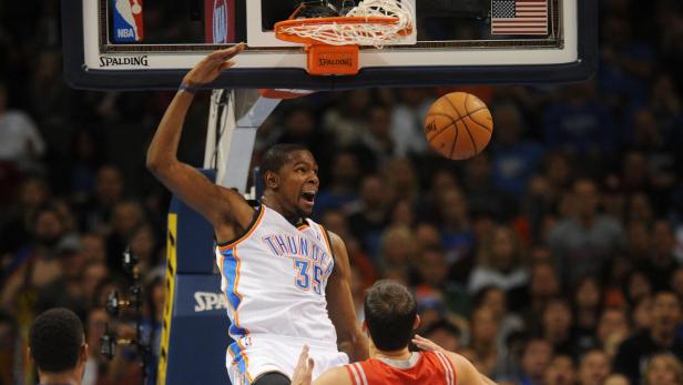 Kevin Durant versucht, den Ball in einem Basketballspiel in den Korb zu werfen.
