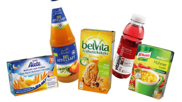 Verschiedene Lebensmittelprodukte, darunter Apfelsaft, Frühstückskekse, Vitaminwasser und Hühnersuppe.