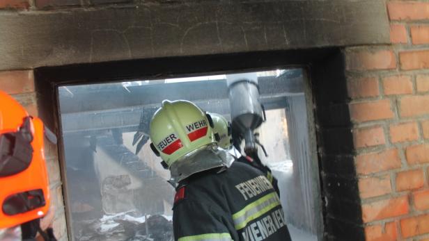 Feuerwehrmann bei Löscharbeiten verletzt