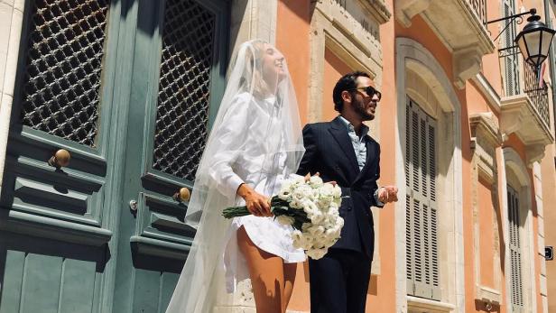 Gewagt: Stylistin heiratet in weißer Bluse - und ohne Hose
