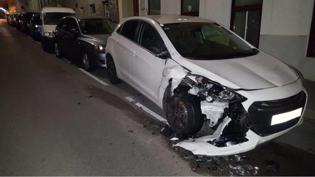 Zwölf parkende Fahrzeuge bei Unfall in Wien-Penzing beschädigt