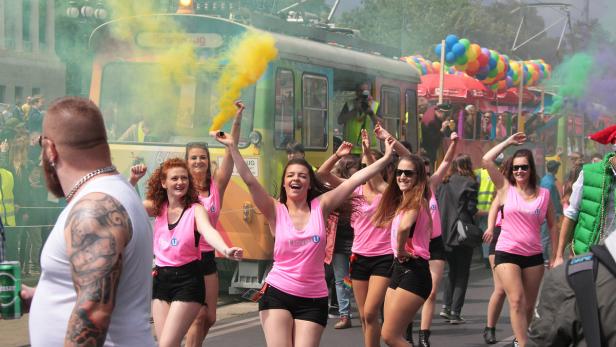 Schrill, bunt, laut - und das bereits zum 20. Mal: Mit 50-minütiger Verspätung ist am Samstagnachmittag die Regenbogenparade in Wien gestartet, die heuer Jubiläum feiert. Gegen 14.50 Uhr setzte sich der Zug beim Rathausplatz in Bewegung.