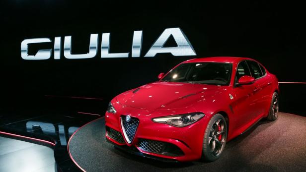 Ein roter Alfa Romeo Giulia auf einer Präsentationsfläche.