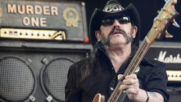 In Stilfragen kann ihm keiner was erzählen. Lemmy Kilmister, geboren 1945, ist Herz und Seele der Band Motörhead, und niemand trägt die Kombination aus schwarzem Stetson und Jeansweste so würdevoll wie er.