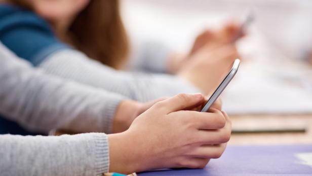 Mobiltelefone in Schulklassen sind oft ein Anlass für Konflikte.