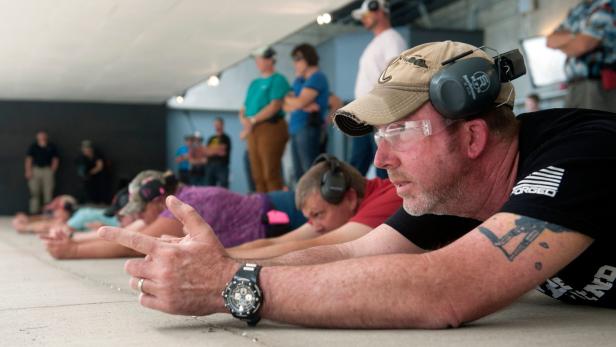 Der Schießtrainer John Coppin unterweist Lehrer in Colorado im Umgang mit Waffen