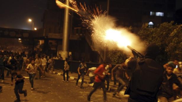 Mit Tränengas und Granaten gingen die Sicherheitskräfte auf dem Tahrir-Platz gegen die Demonstranten vor.