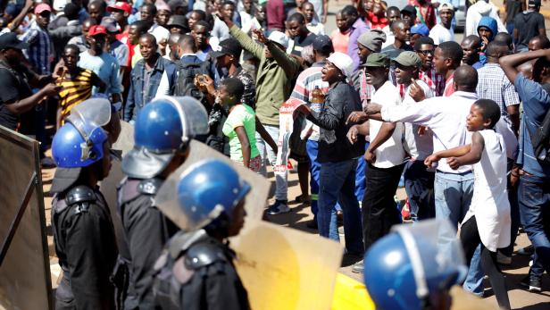 Armee in Simbabwe schießt auf Demonstranten: Mindestens ein Toter