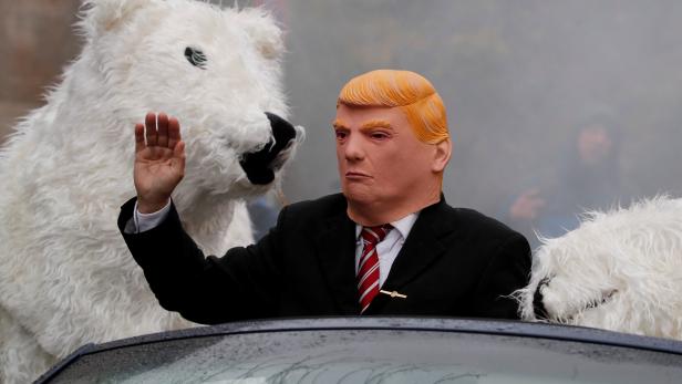 FILE PHOTO: Demonstrators dressed as Donald Trump and as a polar bear are seen during a demonstration in Bonn against the COP 23 UN Climate Change Conference hosted by Fiji but held in Bonn