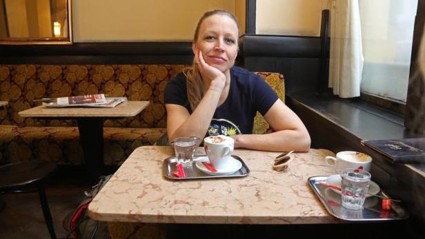 Ins Café kommt die Schauspielerin Nina Proll zum Entspannen, aber auch zum Arbeiten.