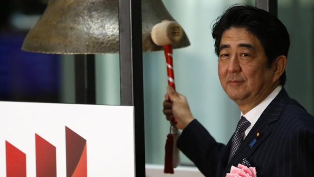 Premierminister Abe beendete mit Glockenschlag das Börsenjahr.