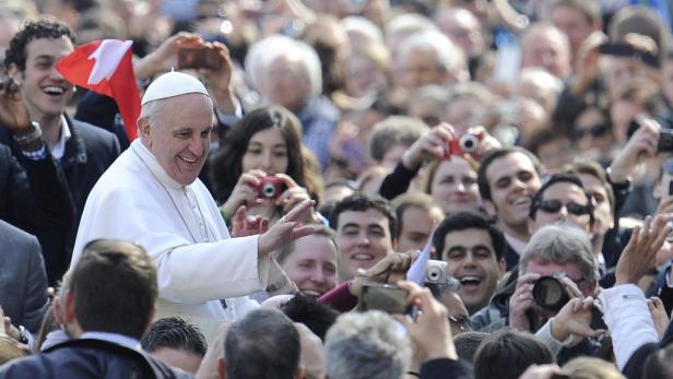 epa03642453 With a smile and a wave Pope Francis (L) greets faithful in St. Peter&#039;s Square, Vatican, 27 March 2013 for the weekly, Wednesday General Audience. This was the the new Pontiff&#039;s first Wednesday Audience since he was enthroned. EPA/MAURIZIO BRAMBATTI