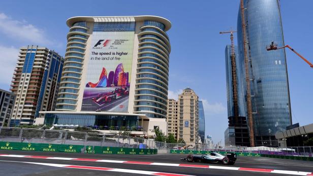 Lewis Hamilton gibt in Baku den Ton an.