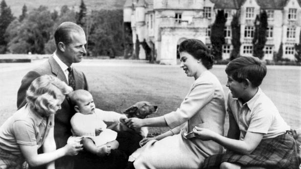Queen Elizabeth und Prinz Philip mit ihren Kindern Anne, Andrew und Charles im Jahr 1960 auf dem privaten Sommersitz der englischen Könige, Schloss Balmoral in Schottland,