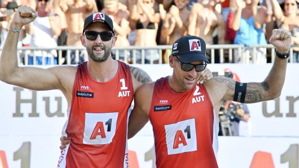 Zwei Beachvolleyballspieler jubeln bei einem Major Series Turnier.