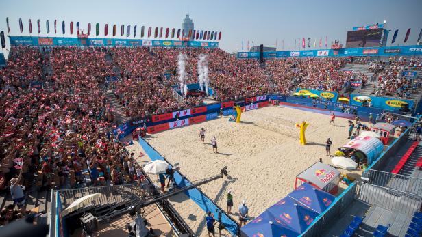 Beachvolleyball-Turnier der Major Series mit vielen Zuschauern.