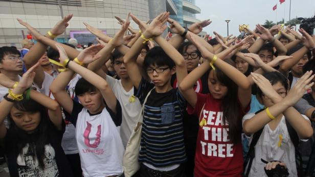 Jugendlicher Massenprotest in Hongkong, angeführt von Schüler-Aktivist Joshua Wong (17, im gestreiften Leiberl).