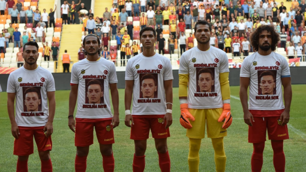 Türkischer Klub Malatyaspor läuft mit Özil-T-Shirts ein
