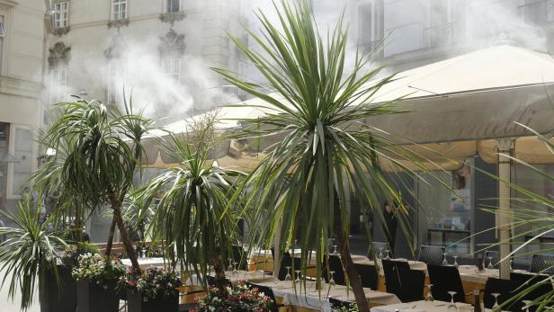Wassersprühregen in einem Wiener Gastgarten soll für Abkühlung sorgen.