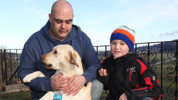 Hundebesitzer Gottfried Pöcksteiner (li.) und sein Neffe Raffael mit dem eineinhalbjährigen Simba.